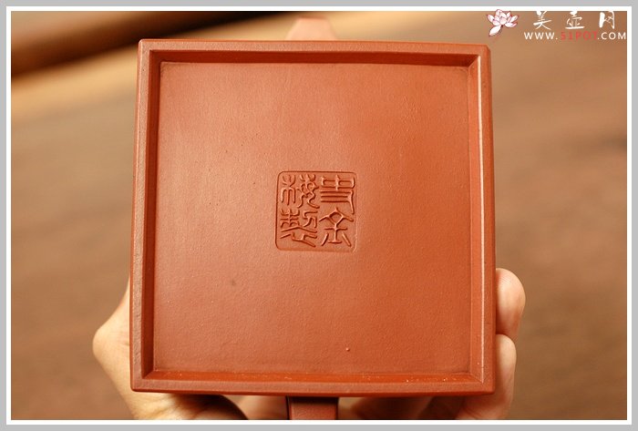 紫砂壶图片：精品点彩升方 谭泉海刻绘 - 宜兴紫砂壶网