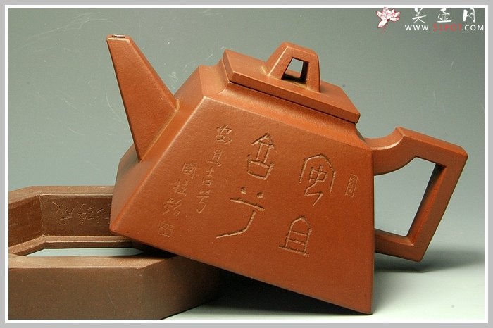 紫砂壶图片：全手压盖四方 - 宜兴紫砂壶网