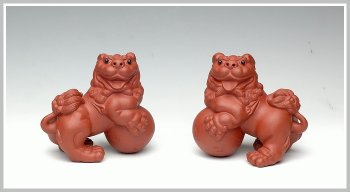 紫砂壶图片：一对送福的小狮子 - 宜兴紫砂壶网