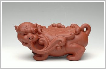 紫砂壶图片：一团和气 狻猊壶托 - 宜兴紫砂壶网