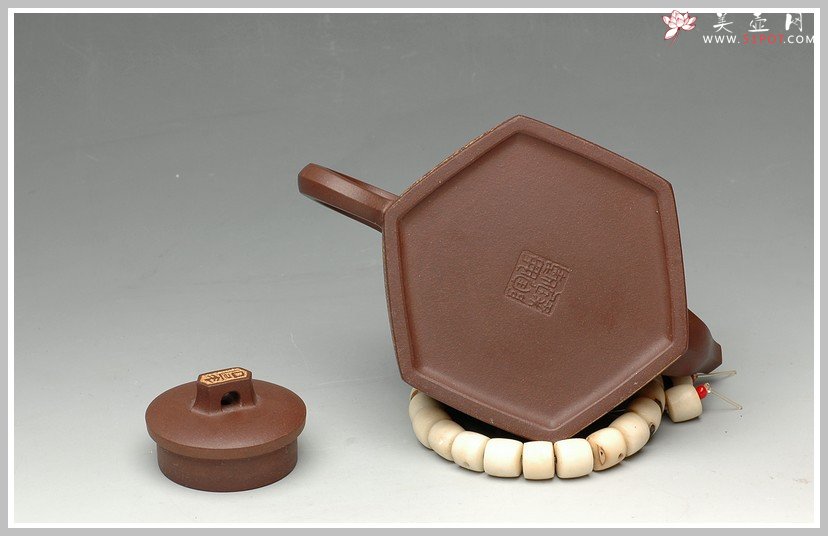 紫砂壶图片：老紫泥 龙禧六方 - 宜兴紫砂壶网