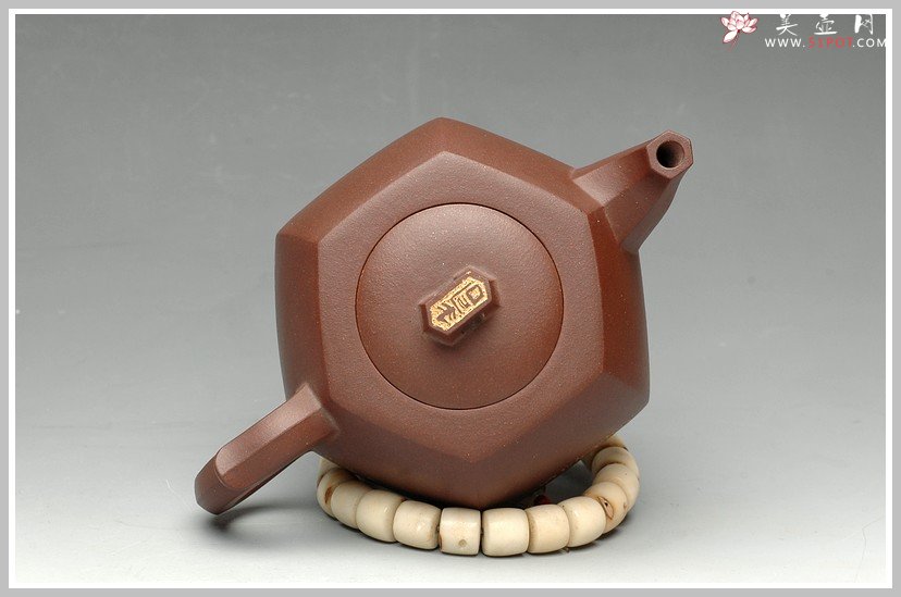 紫砂壶图片：老紫泥 龙禧六方 - 宜兴紫砂壶网