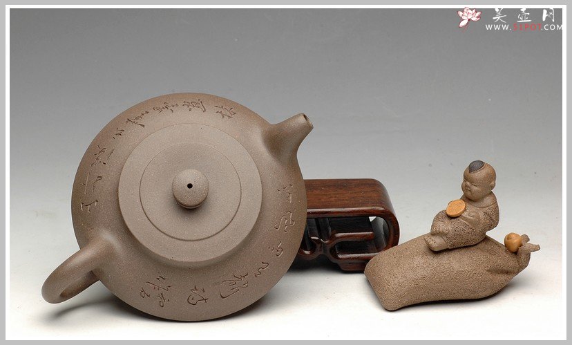 紫砂壶图片：和石双刀刻绘 合璧 - 宜兴紫砂壶网