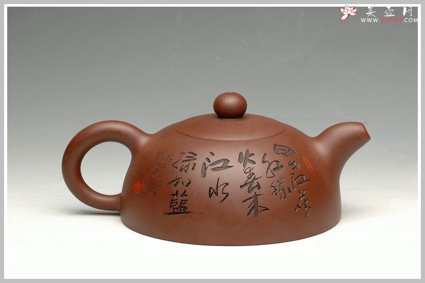 紫砂壶图片：李彦雄老师刻绘山水精品 紫泥半月 - 宜兴紫砂壶网