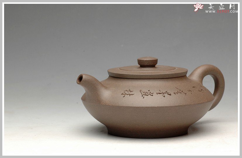 紫砂壶图片：和石双刀刻绘 合璧 - 宜兴紫砂壶网