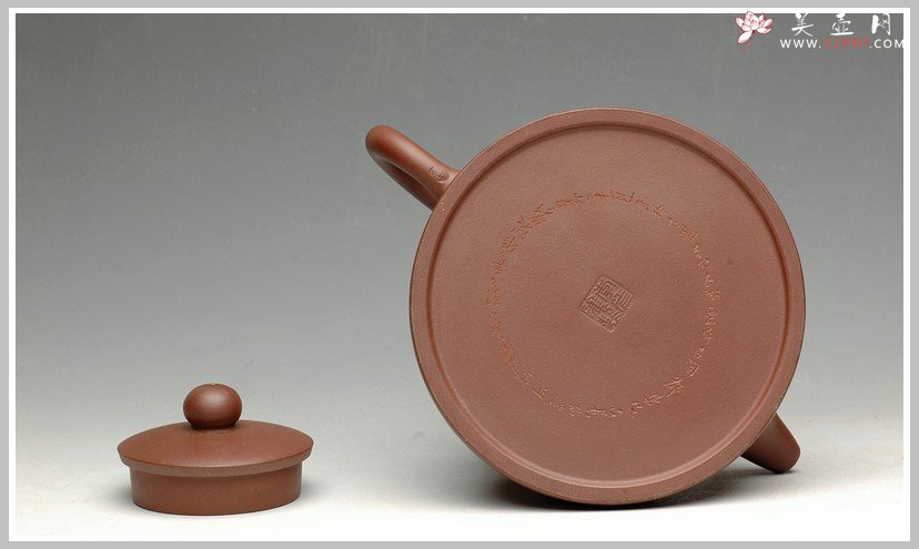 紫砂壶图片：李彦雄老师刻绘山水精品 紫泥半月 - 宜兴紫砂壶网