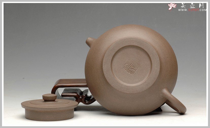 紫砂壶图片：和石双刀刻绘 合璧 - 宜兴紫砂壶网