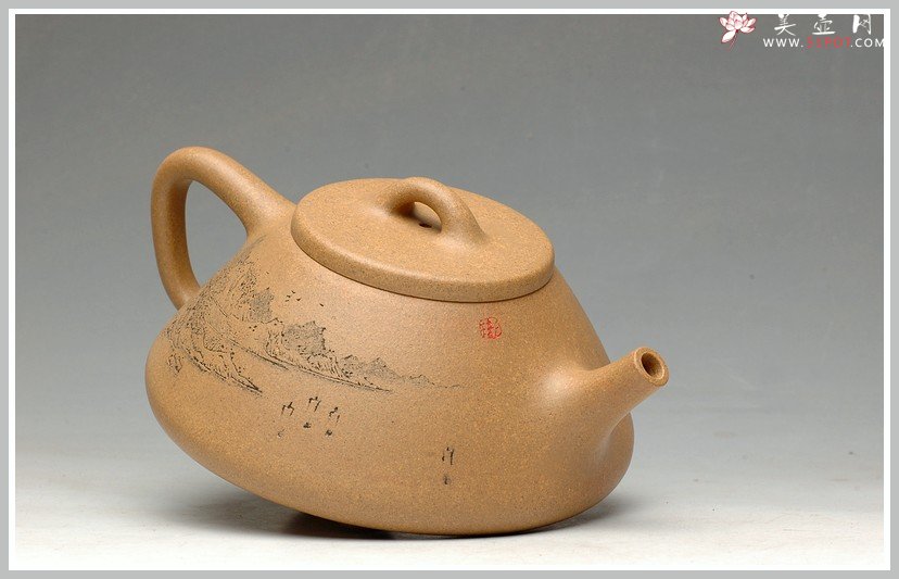 紫砂壶图片：强强联合 李彦雄通景山水 全手子冶石瓢 - 宜兴紫砂壶网