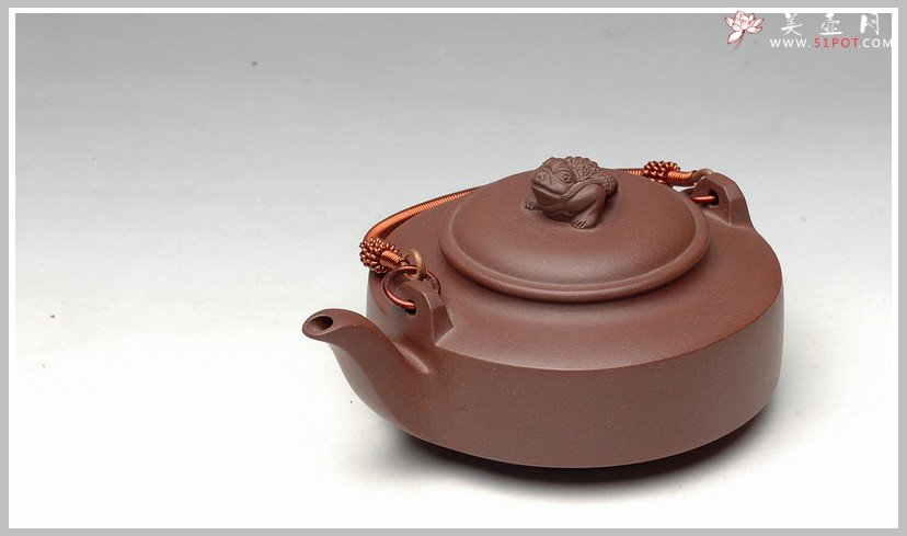 紫砂壶图片：老紫泥 金蟾小提梁 - 宜兴紫砂壶网