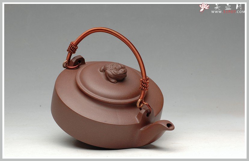 紫砂壶图片：老紫泥 金蟾小提梁 - 宜兴紫砂壶网