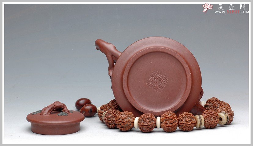 紫砂壶图片：实用把玩佳品    松梅情深 - 宜兴紫砂壶网