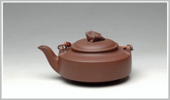 紫砂壶图片：老紫泥 金蟾小提梁 - 宜兴紫砂壶网