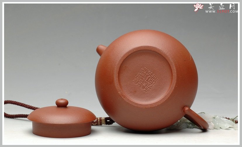 紫砂壶图片：清新雅致 墨陶装饰   全手西施 实力尹君峰经典作品 - 宜兴紫砂壶网