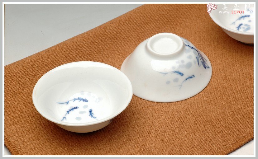 紫砂壶图片：鱼戏小杯 雅致 功夫茶小杯 - 宜兴紫砂壶网