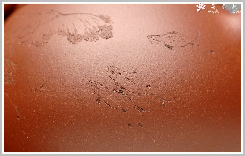 紫砂壶图片：清新雅致 墨陶装饰   全手西施 实力尹君峰经典作品 - 宜兴紫砂壶网