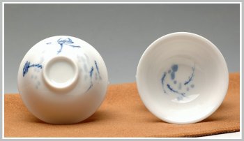 紫砂壶图片：鱼戏小杯 雅致 功夫茶小杯 - 宜兴紫砂壶网