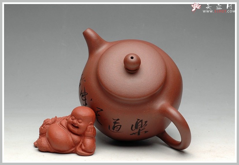 紫砂壶图片：鲍志强爱徒厉上清刻绘 浑圆六方 - 宜兴紫砂壶网