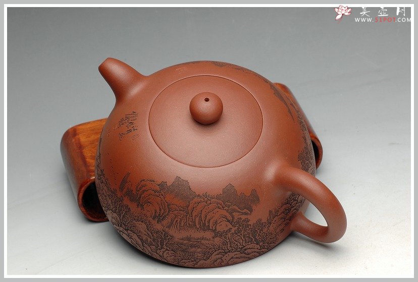 紫砂壶图片：通景山水 经典 全手半月 辛卯年力作 - 宜兴紫砂壶网