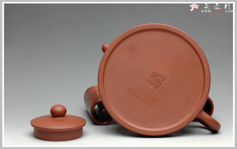 紫砂壶图片：通景山水 经典 全手半月 辛卯年力作 - 宜兴紫砂壶网