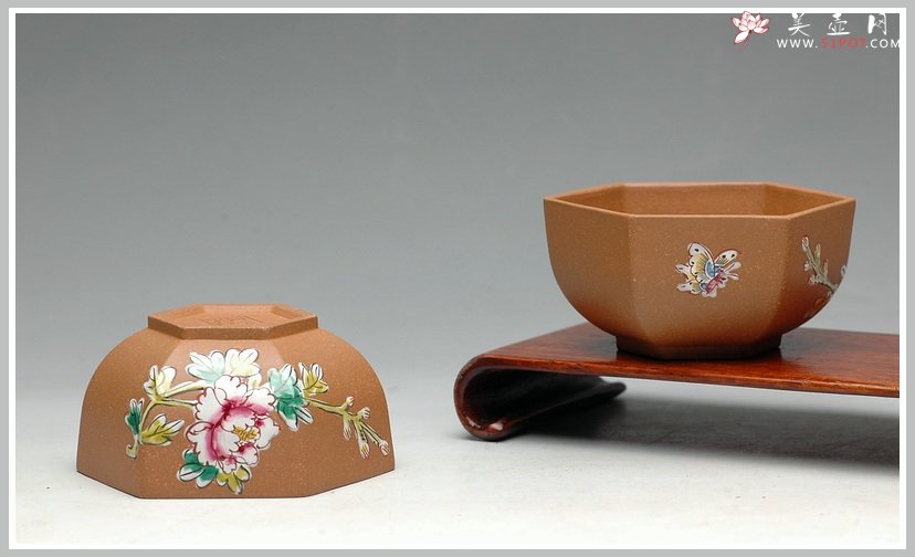 紫砂壶图片：牡丹蝴蝶 点彩 六方品茗杯 - 宜兴紫砂壶网