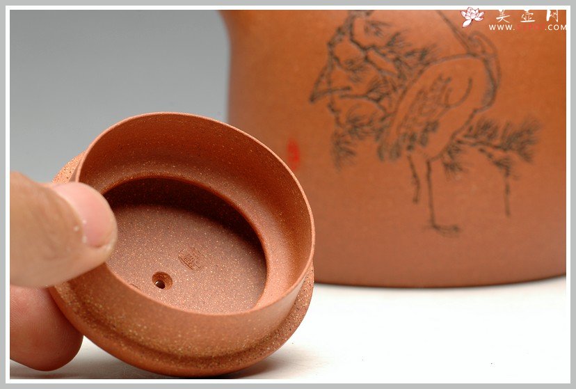 紫砂壶图片：松龄长岁月 鹤语记春秋 优质烁金降坡泥 全手代表作高士壶 张听刚老师装饰 - 宜兴紫砂壶网