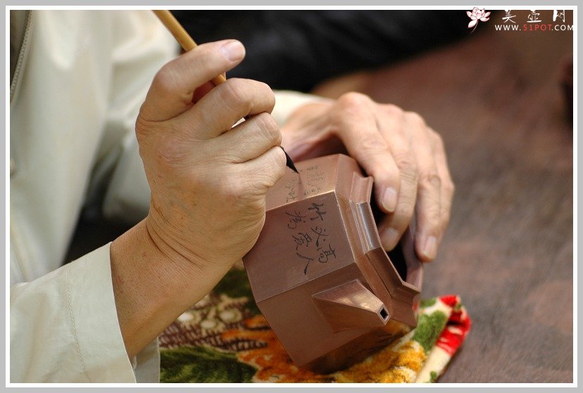 紫砂壶图片：李昌鸿老师装饰  全手小聚福八方 端庄周正 - 宜兴紫砂壶网