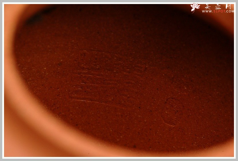 紫砂壶图片：饱满厚重 高古聚德 优质烁金降坡泥 全手代表作高士壶 张听刚老师装饰 - 宜兴紫砂壶网