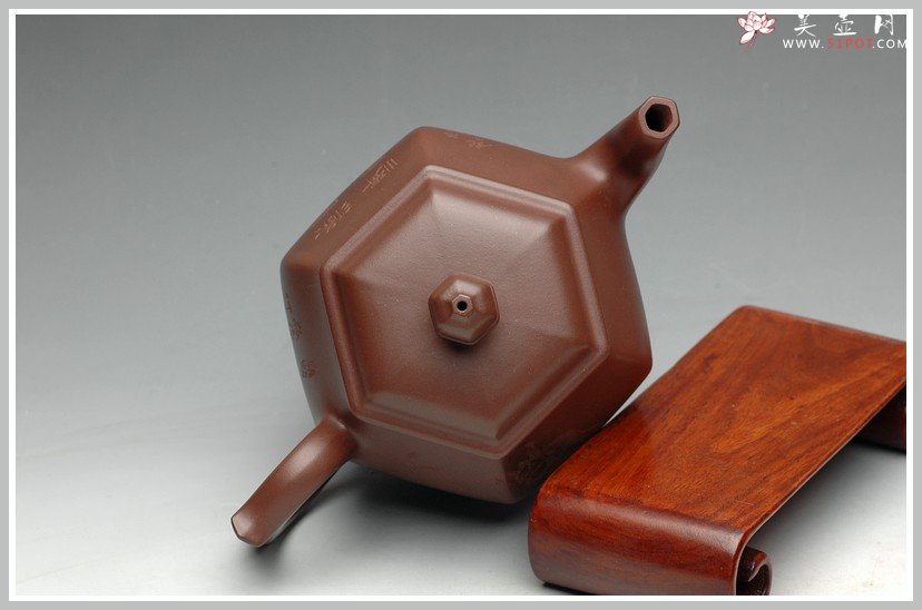 紫砂壶图片：圆润精神 高俊优雅 全手工 古韵方壶 - 宜兴紫砂壶网