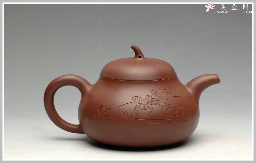 紫砂壶图片：【瑕疵特价】优雅之风 和石刻绘潘天寿兰花盘 全手紫泥茄段 - 宜兴紫砂壶网