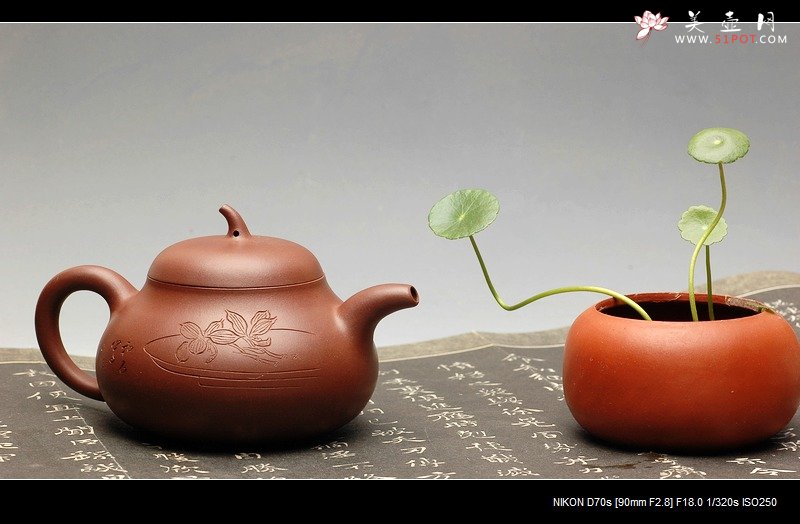 紫砂壶图片：【瑕疵特价】优雅之风 和石刻绘潘天寿兰花盘 全手紫泥茄段 - 宜兴紫砂壶网