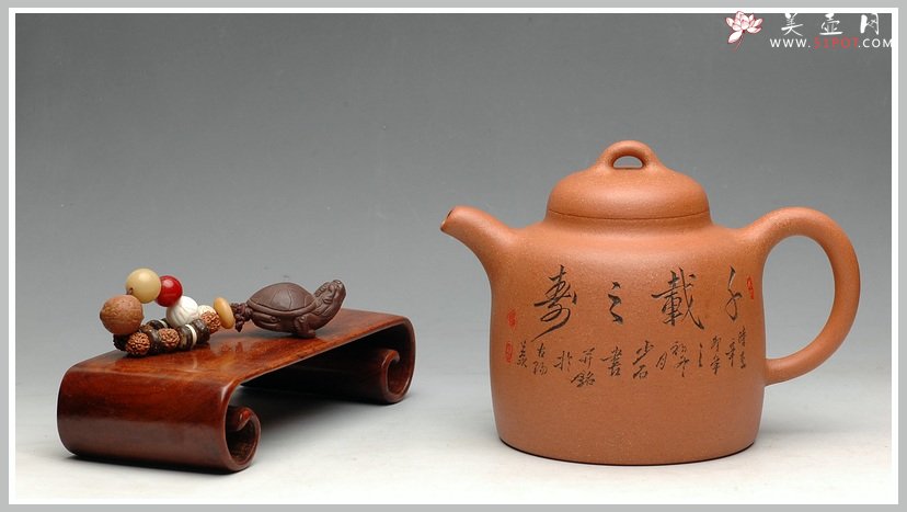 紫砂壶图片：饱满厚重 高古聚德 优质烁金降坡泥 全手代表作高士壶 张听刚老师装饰 - 宜兴紫砂壶网