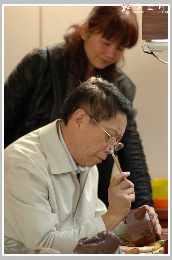 紫砂壶图片：李昌鸿老师装饰  全手小聚福八方 端庄周正 - 宜兴紫砂壶网