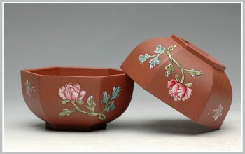 紫砂壶图片：牡丹蝴蝶 点彩 六方品茗杯 - 宜兴紫砂壶网