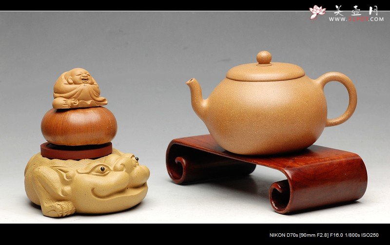 紫砂壶图片：拙与灵并存 追摹古风  优质段泥 全手汲泉 何卫枫新品 - 宜兴紫砂壶网