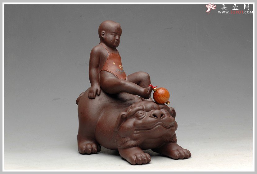 紫砂壶图片：栩栩如生 吉祥送福 财童戏狮 - 宜兴紫砂壶网