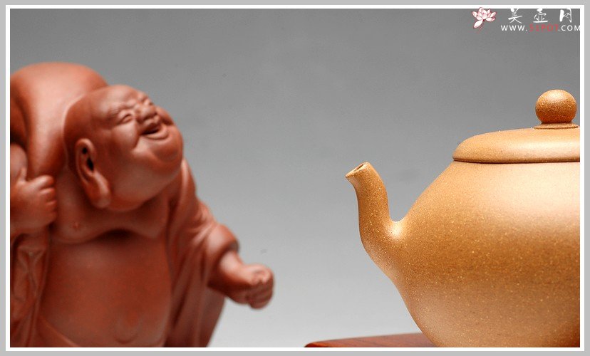 紫砂壶图片：拙与灵并存 追摹古风  优质段泥 全手汲泉 何卫枫新品 - 宜兴紫砂壶网