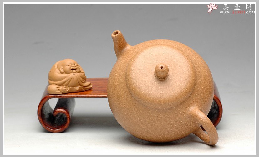 紫砂壶图片：拙与灵并存 追摹古风  优质段泥 全手汲泉 何卫枫新品 - 宜兴紫砂壶网