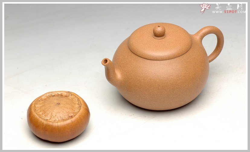 紫砂壶图片：拙与灵并存 追摹古风  优质段泥 全手汲泉 何卫枫新品 - 宜兴紫砂壶网