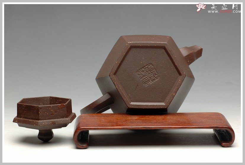 紫砂壶图片：庄严肃穆砂中佛 紫泥调砂 老味现 全手僧帽 - 宜兴紫砂壶网