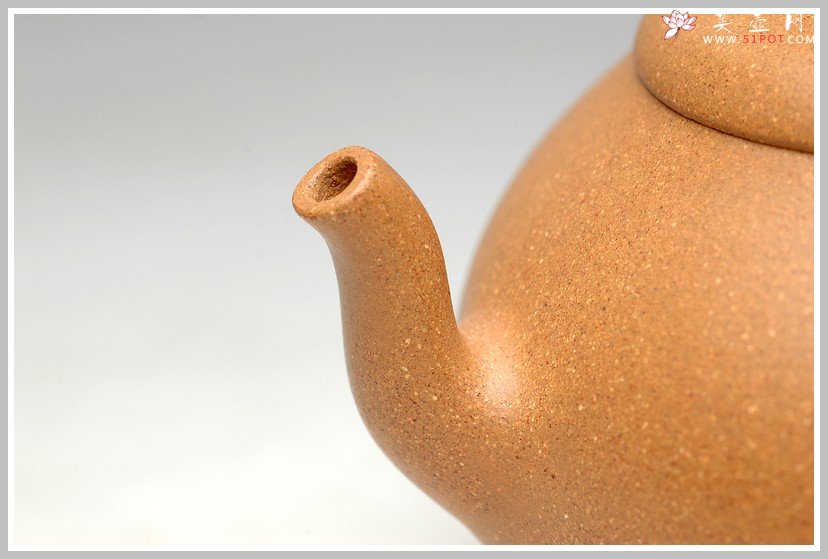 紫砂壶图片：拙与灵并存 追摹古风  优质段泥 全手汲泉 何卫枫新品 - 宜兴紫砂壶网