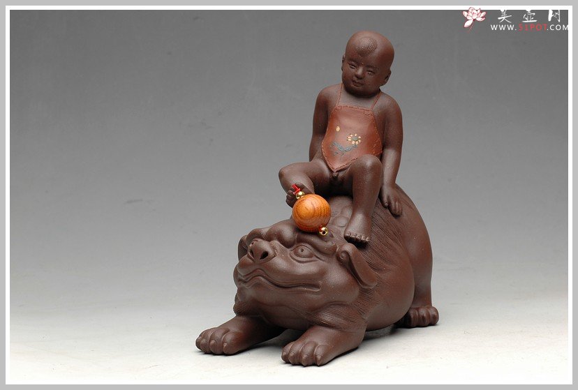 紫砂壶图片：栩栩如生 吉祥送福 财童戏狮 - 宜兴紫砂壶网