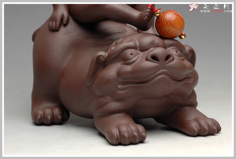 紫砂壶图片：栩栩如生 吉祥送福 财童戏狮 - 宜兴紫砂壶网