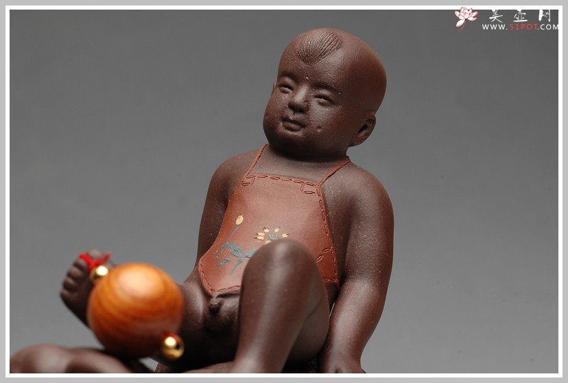 紫砂壶图片：栩栩如生 吉祥送福 财童戏狮 - 宜兴紫砂壶网