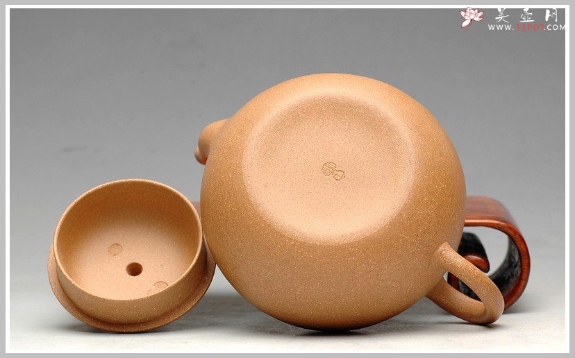 紫砂壶图片：拙与灵并存 追摹古风  优质段泥 全手汲泉 何卫枫新品 - 宜兴紫砂壶网