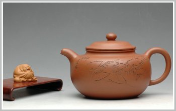 紫砂壶图片：大气而不失灵性老降坡泥 全手大仿古 虾之神趣 - 宜兴紫砂壶网