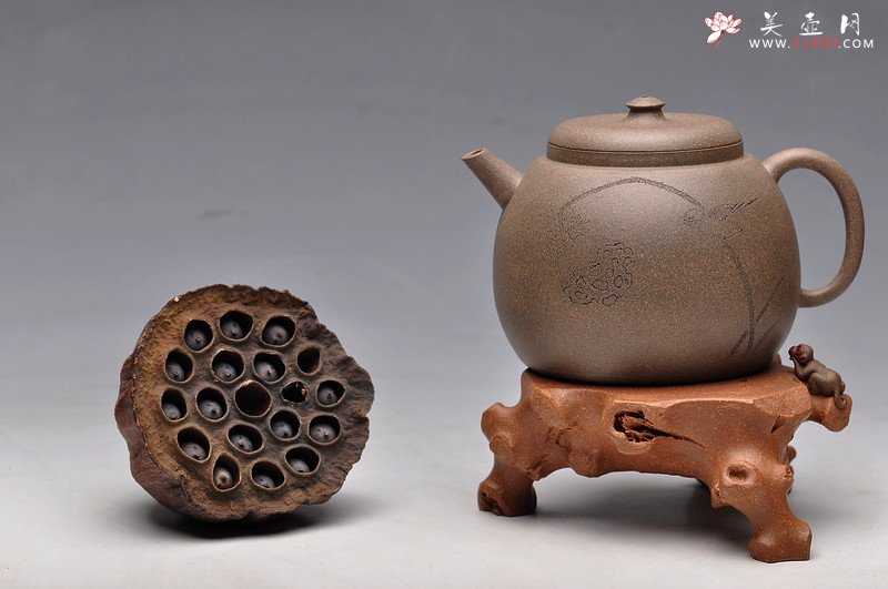 紫砂壶图片：经典中的经典 墨陶刻绘精品莲蓬鸟 万工经典之作 全手莲蓬龙蛋 新年龙运亨通 - 宜兴紫砂壶网