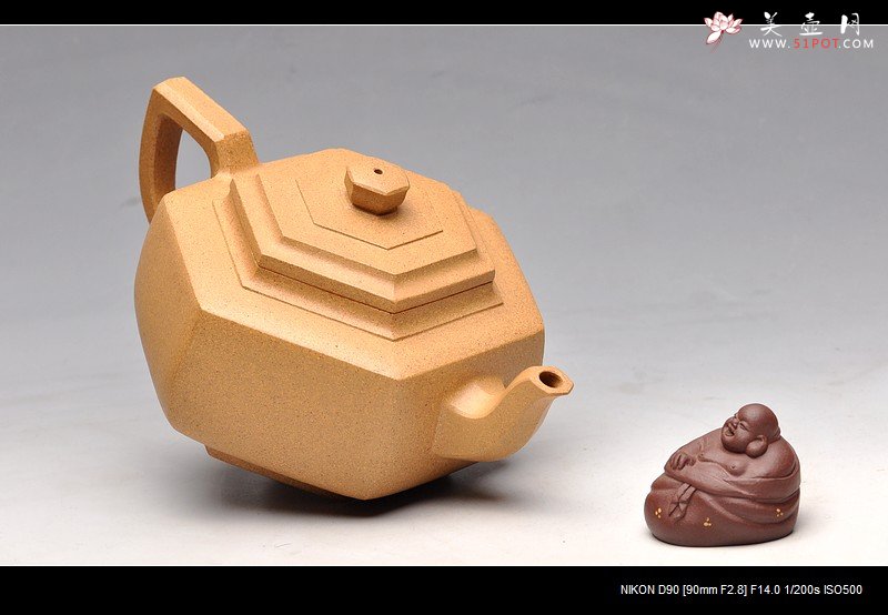 紫砂壶图片：线条挺拔 舒展大气  经典作品  全手大段泥雪华 - 宜兴紫砂壶网