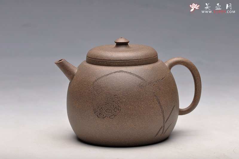 紫砂壶图片：经典中的经典 墨陶刻绘精品莲蓬鸟 万工经典之作 全手莲蓬龙蛋 新年龙运亨通 - 宜兴紫砂壶网