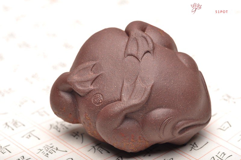 紫砂壶图片：憨态可掬 意趣之五彩金蟾 - 宜兴紫砂壶网