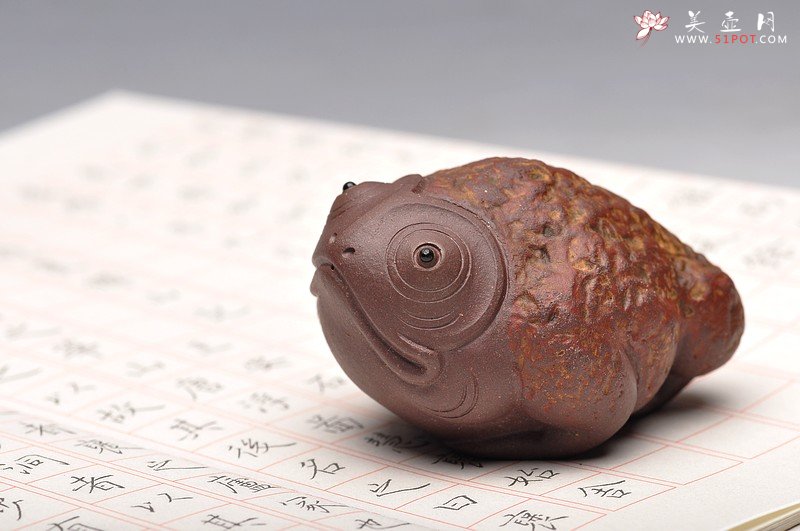 紫砂壶图片：憨态可掬 意趣之五彩金蟾 - 宜兴紫砂壶网